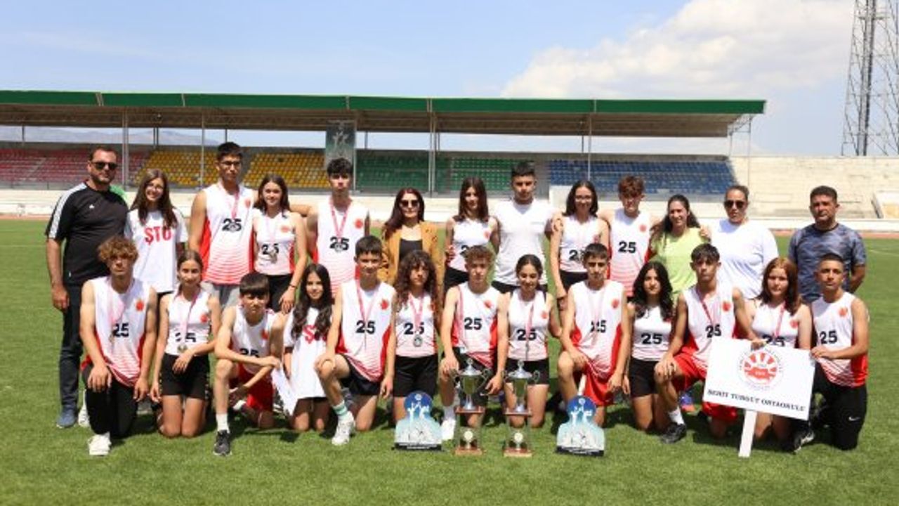 Şehit Turgut Ortaokulu çifte şampiyon