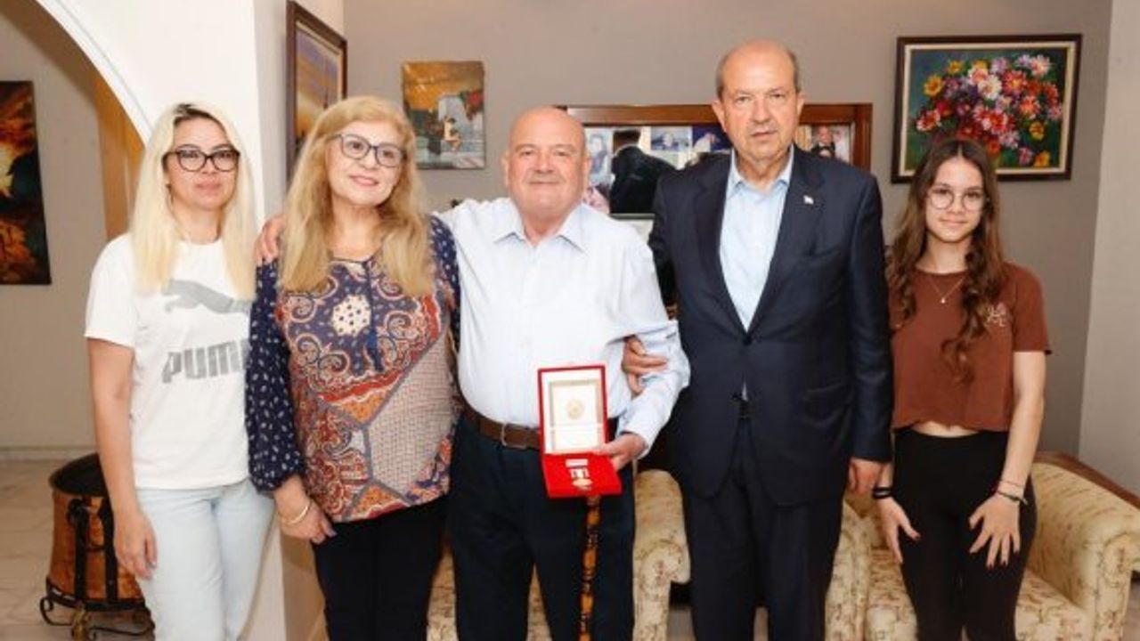 Tatar, Dr. Münür Hüdaverdi’ye Milli Mücadele Madalyası takdim etti