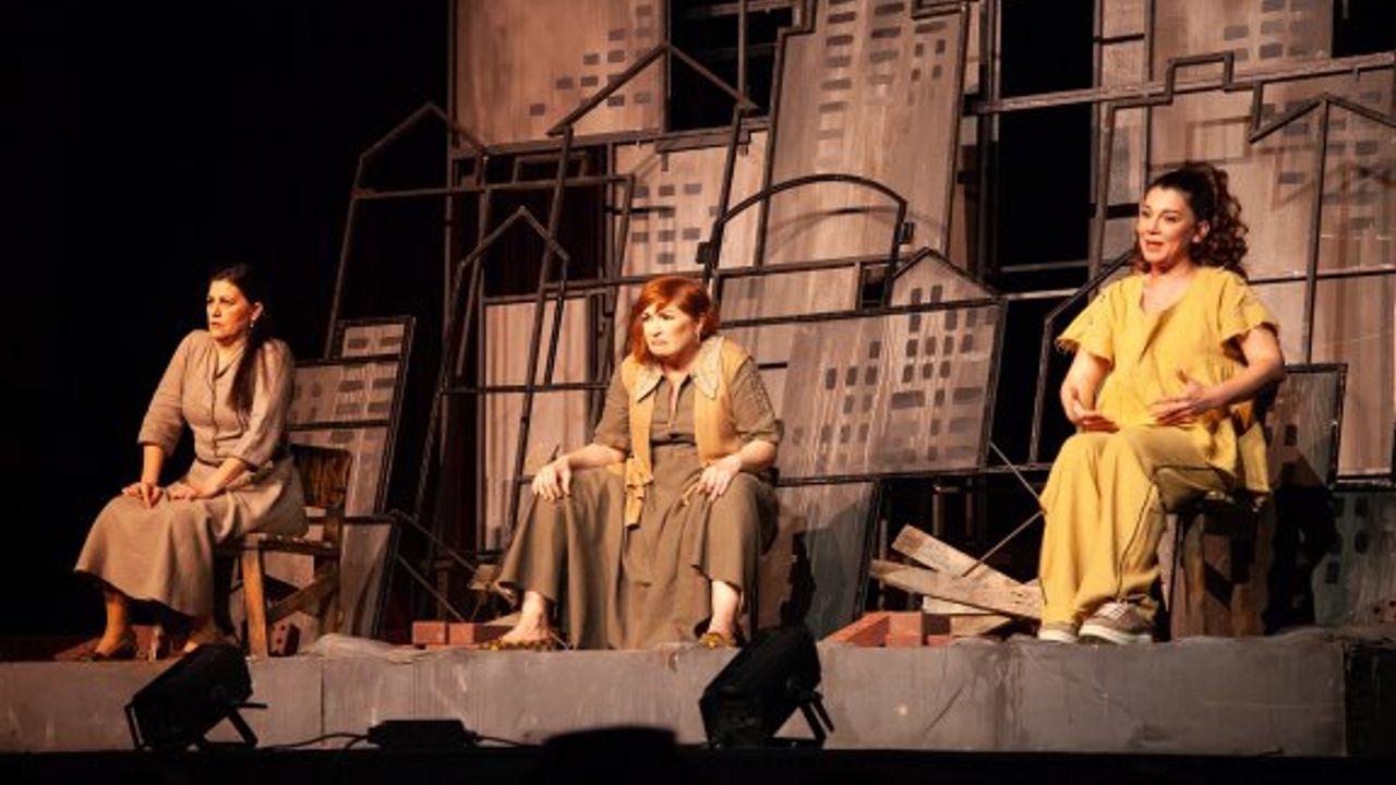 19. Kıbrıs Tiyatro Festivali perdelerini açtı