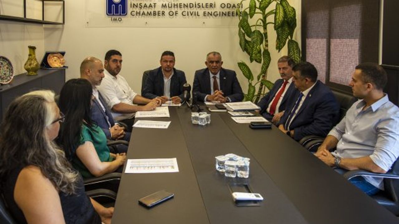 Çavuşoğlu, okulların son durumunu görüşmek üzere İMO 'yu ziyaret etti