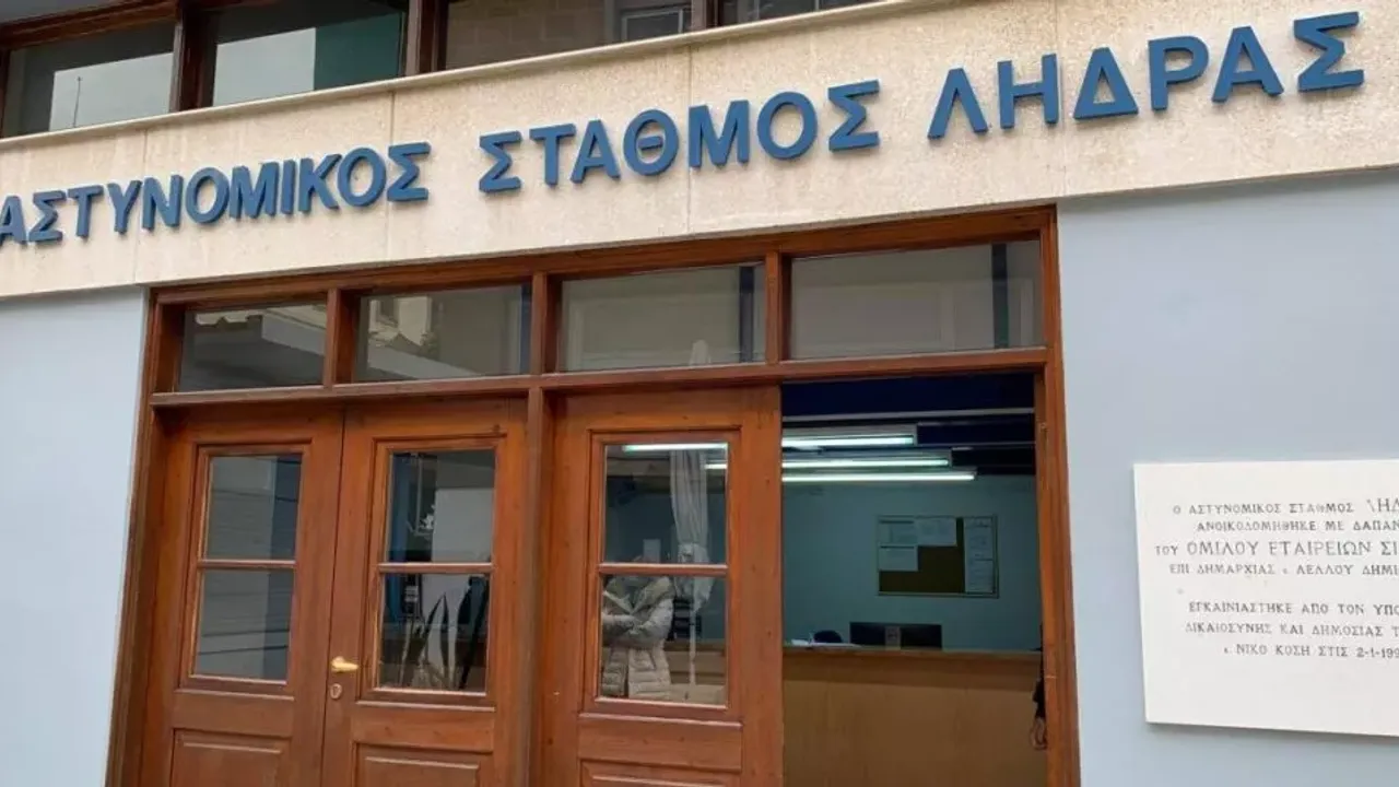 Güney Kıbrıs’a geçmesine izin verilmeyen Türk 3 Rum polisi darp etti