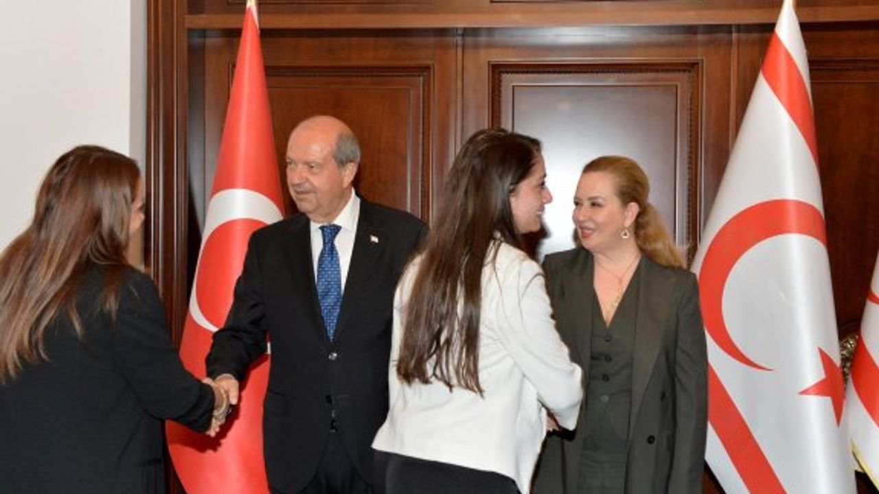 Tatar ve eşi, Cumhurbaşkanlığı personeliyle bayramlaştı
