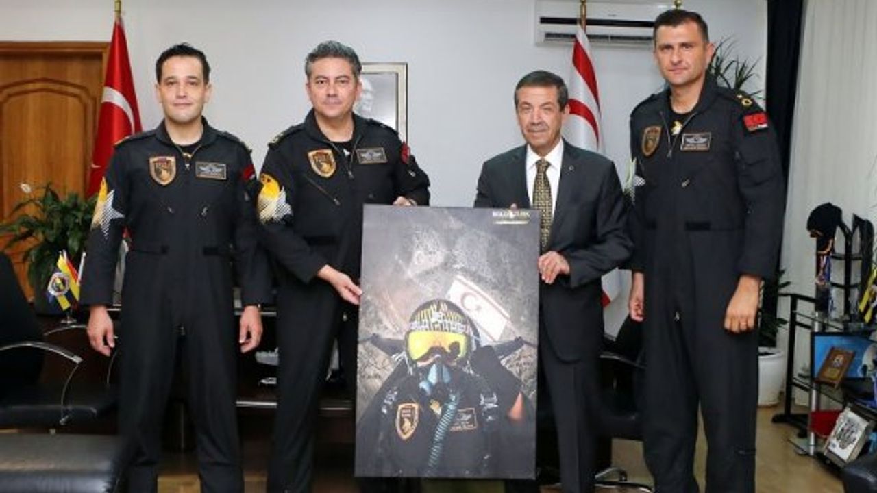 Dişişleri Bakanı Ertuğruloğlu SOLOTÜRK pilotlarını kabul etti