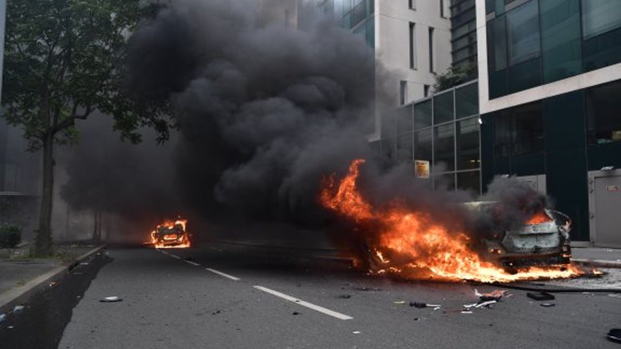 Fransa'daki protestolarda kamusal alanda 871 nokta kundaklandı