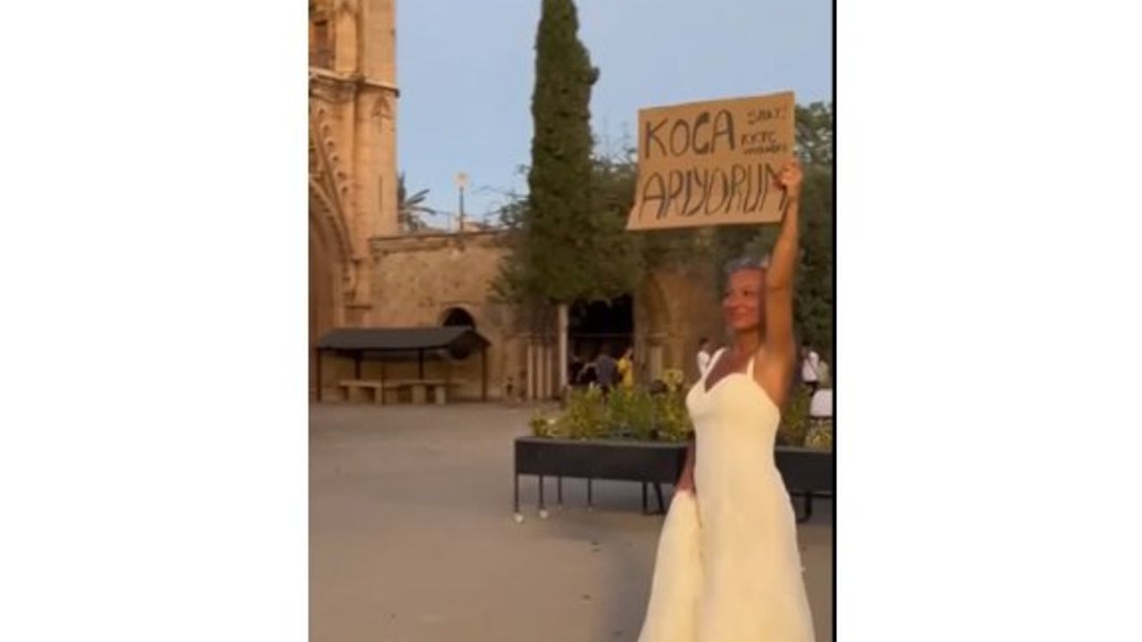 Gazimağusa'da "Koca Arıyorum" Pankartlı Kadın İlginç Görüntüler Yarattı.