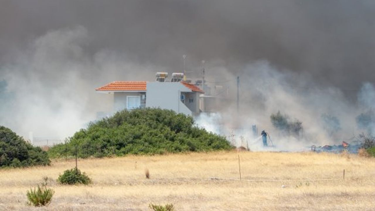 Yunanistan’ın Rodos, Korfu ve Eğriboz adalarında yangınlar devam ediyor