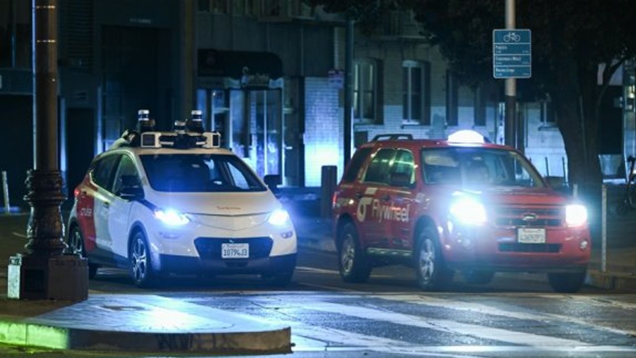 ABD'de internet bağlantısı kesilen robot taksiler trafik sıkışıklığına neden oldu