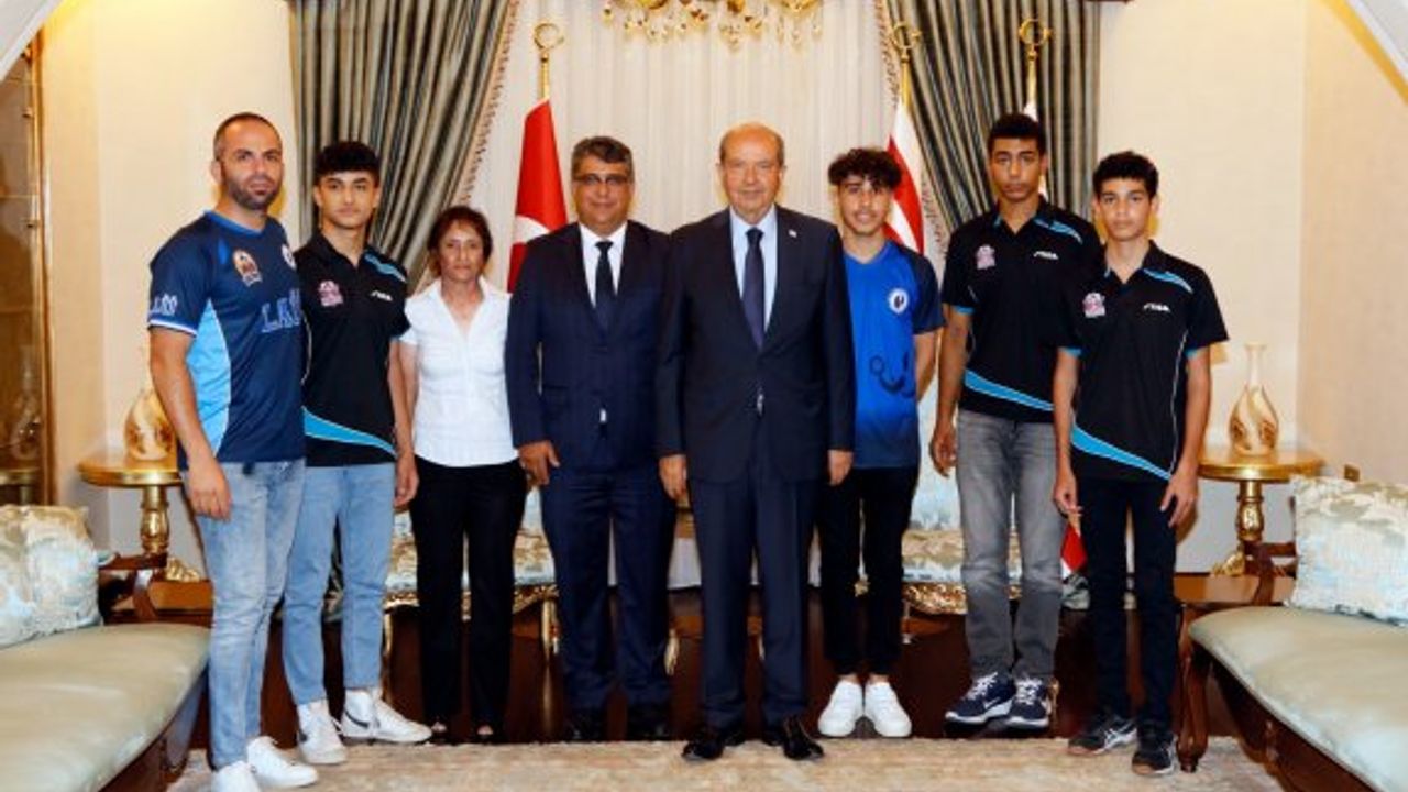 Cumhurbaşkanı Tatar LAÜ Masa Tenisi takımını kabul etti