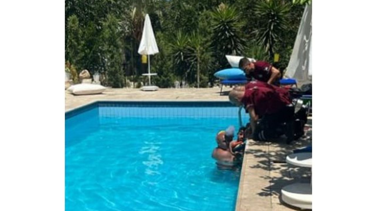 Eli havuzun tahliye borusuna sıkışan çocuk itfaiye tarafından kurtarıldı