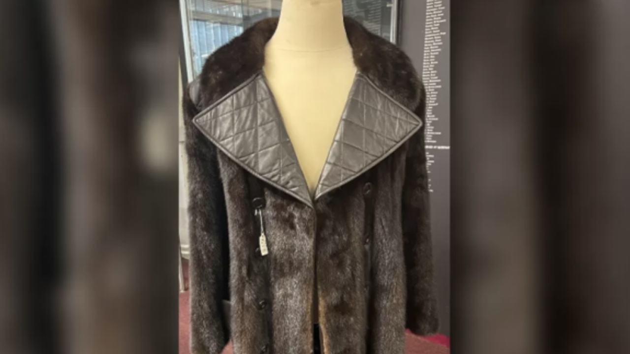 Elvis Presley’in tasarım ceketi 128 bin pound’a alıcı buldu