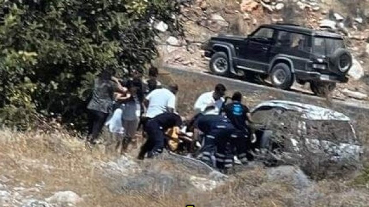 Girne’de araç dere yatağına düşerek takla attı