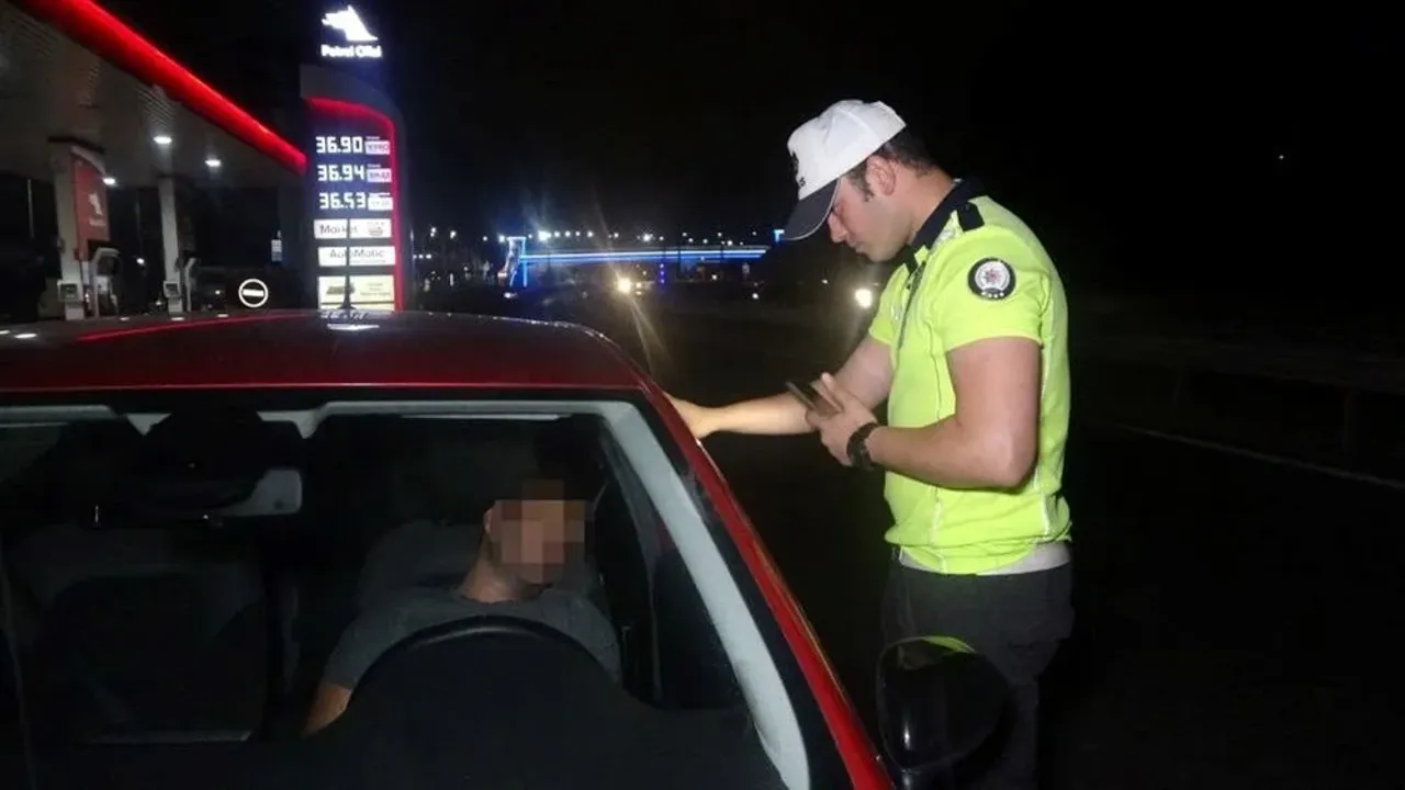 Hatalı park eden sürücü uyandırma çabası