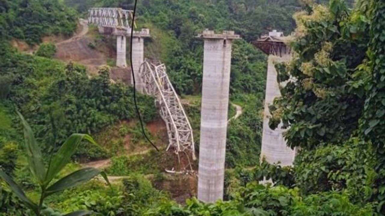 Hindistan'da inşaat halindeki demiryolu köprüsü çöktü: 17 ölü