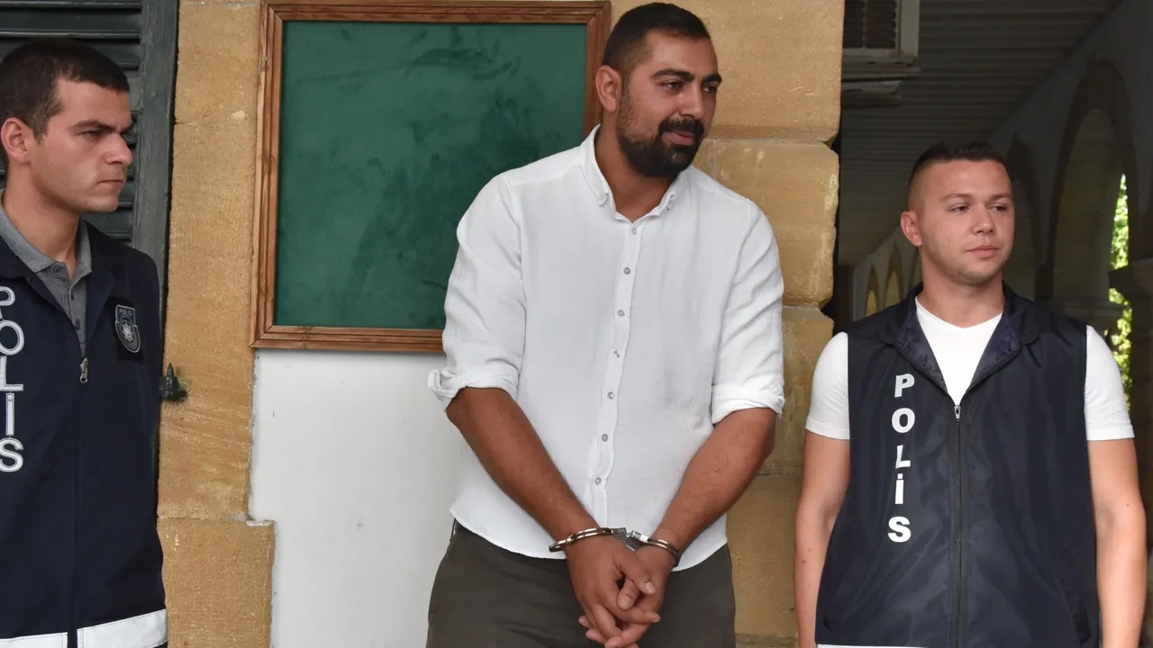 İşyerinden çaldığı paralarla kaçmaya çalıştı