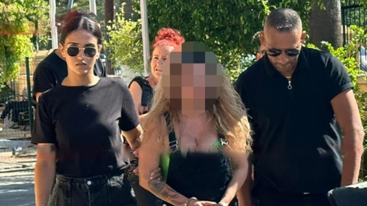 Kendisini rapor etmeye çalışan polise arabasıyla çarptı