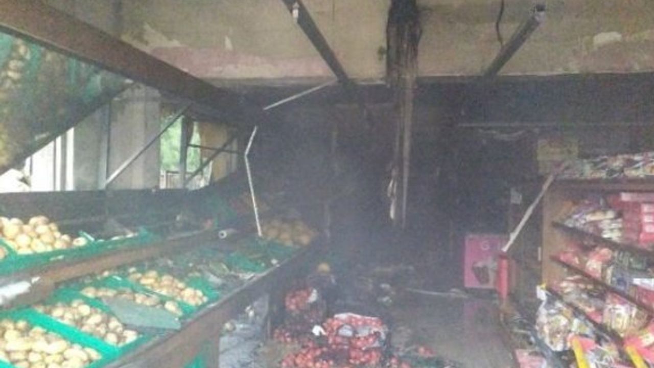Markette çıkan yangın yandaki mağazaya da zarar verdi