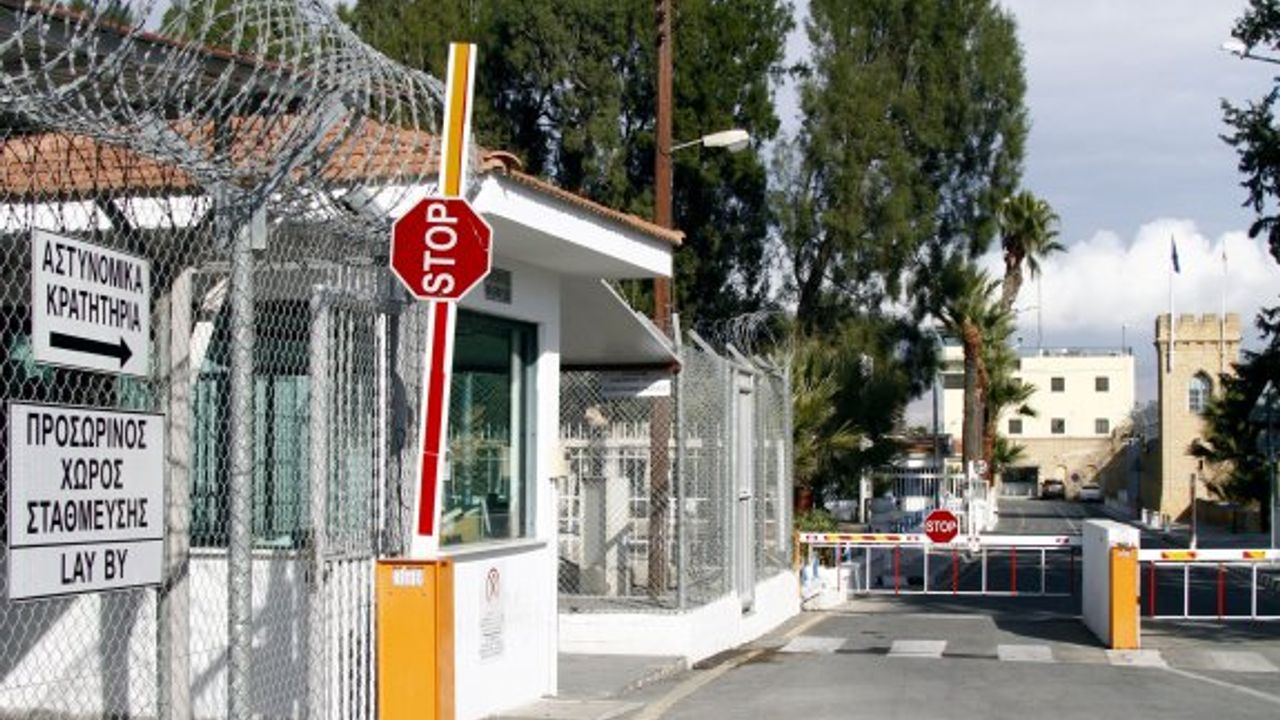 Mesai saatinde KKTC’ye geçen gardiyan açığa alındı