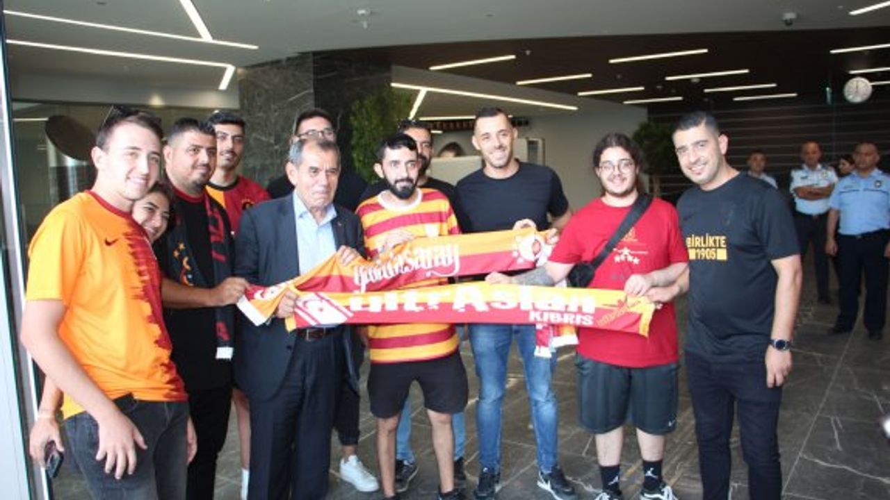 Özbek, Ercan Havalimanı’nda taraftarların sevgi gösterileri ile karşılandı