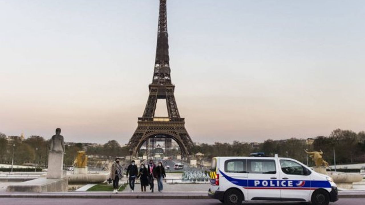 Paris'te Eyfel Kulesi'nden paraşütle atlayan kişi gözaltına alındı