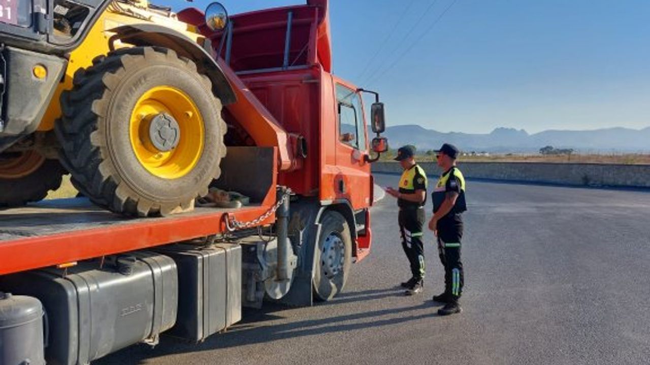 Polis kamyon araçların trafiğe çıkış saatlerini denetledi