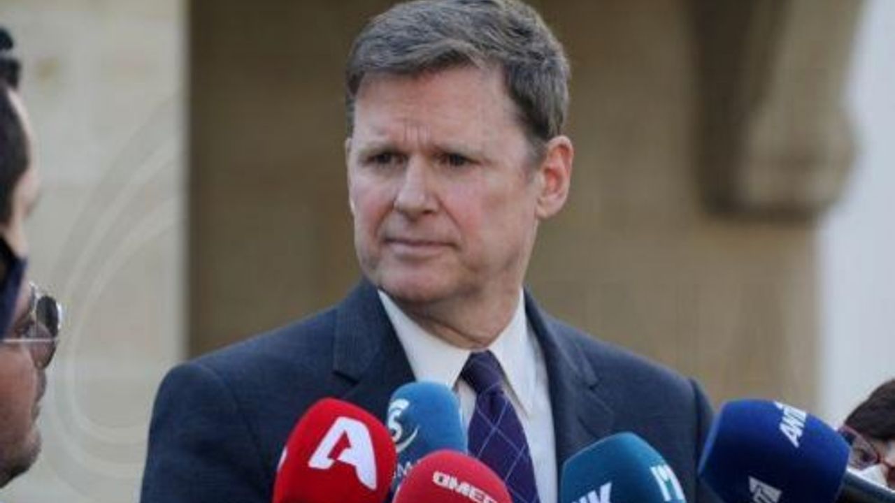 Stewart, iki tarafı da memnun etmeyi istiyor