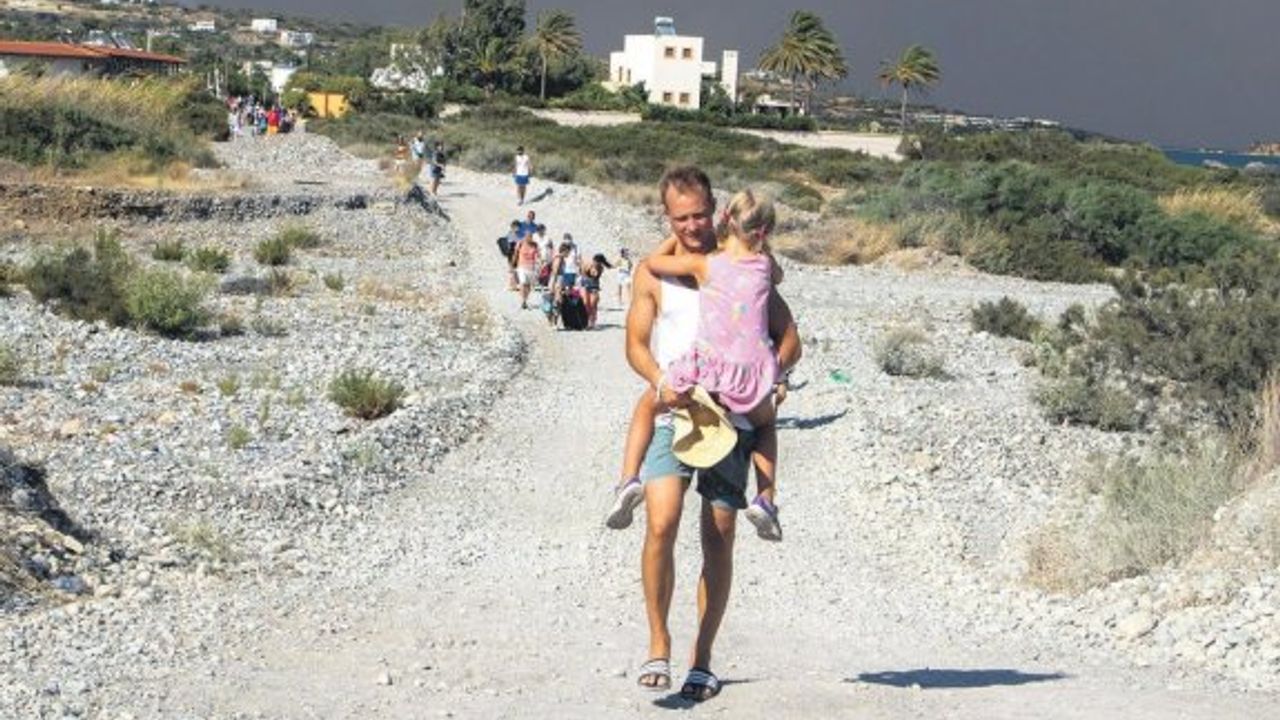 Yunanistan’dan yangın mağduru turistlere bedava tatil