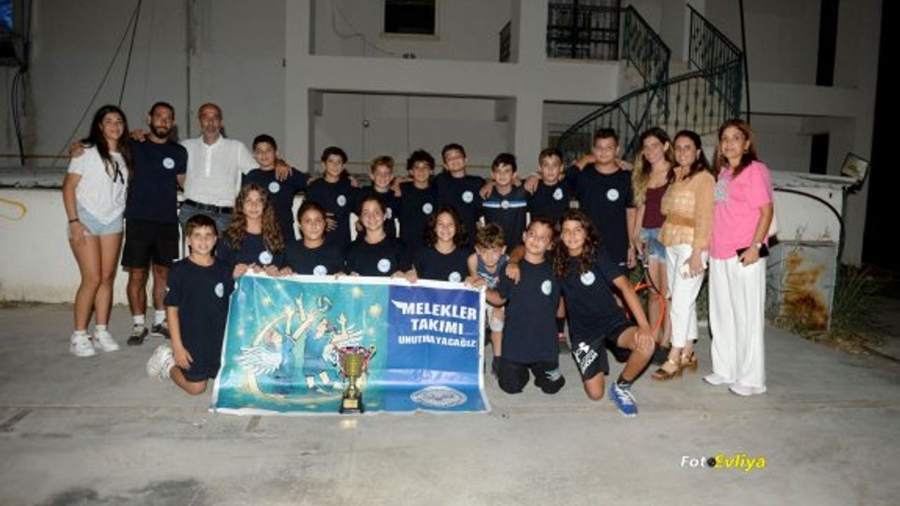 12 Yaş Tenis Ligi şampiyonu Gazimağusa Belediyesi Tenis Kulübü