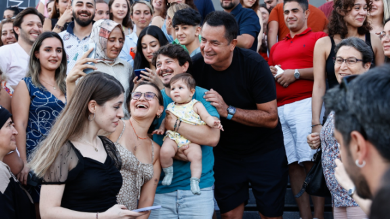 Acun Ilıcalı, 1100 çalışanını tatile götürdü