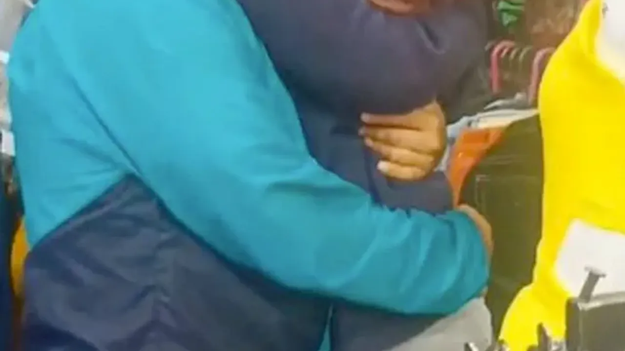 Bez bebekle evlenen adam görenleri şaşkına çevirdi