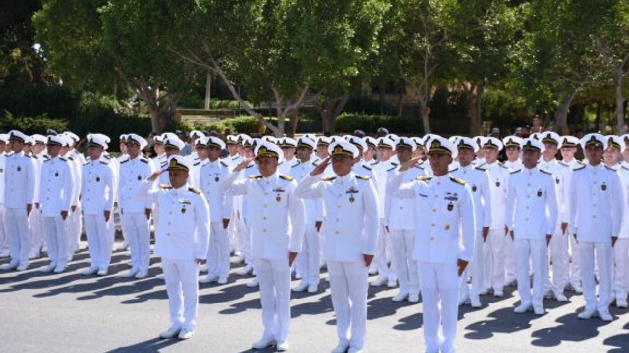 Deniz Harp Okulu öğrencileri Kuzey Kıbrıs'ı selamladı