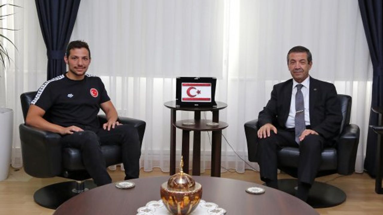 Ertuğruloğlu, milli yüzücü Doğukan Ulaç’ı kutladı