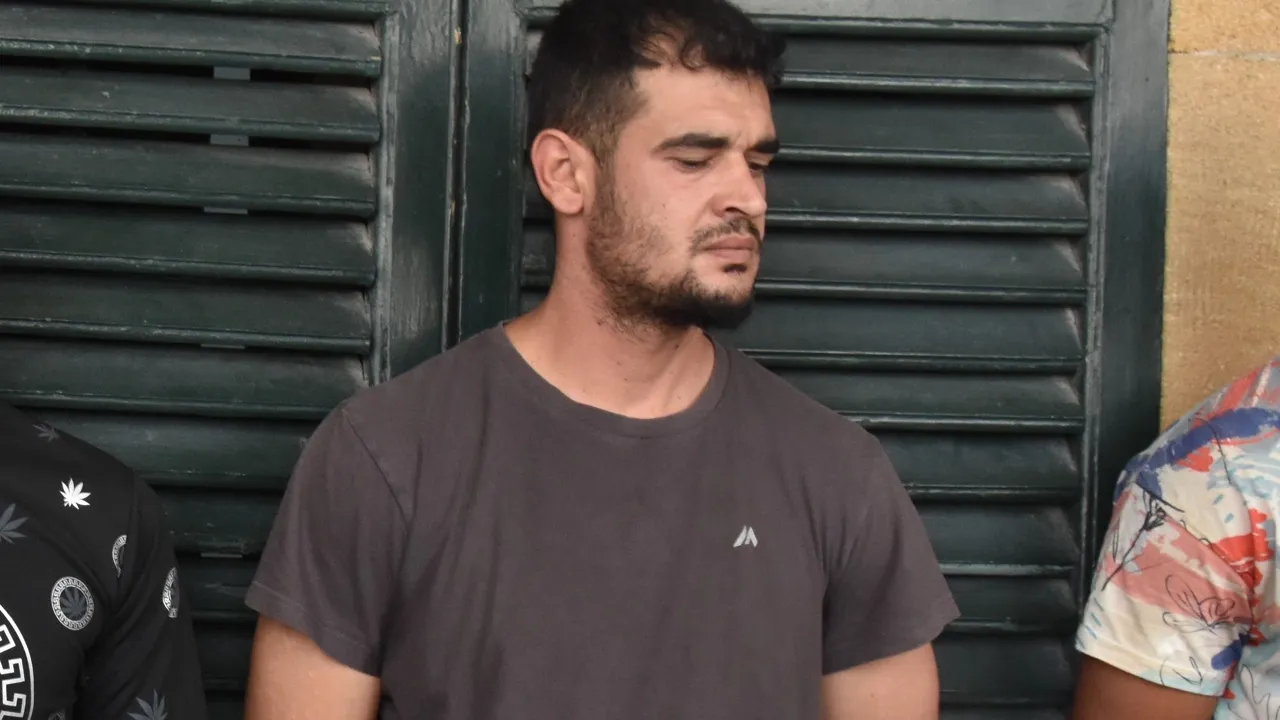 Eşiyle görüşen kişiye kafa attı