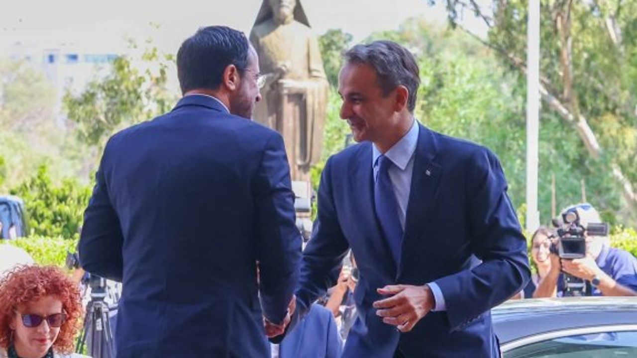 Hristodulidis, üçlü zirve öncesinde Miçotakis ile bir araya geldi