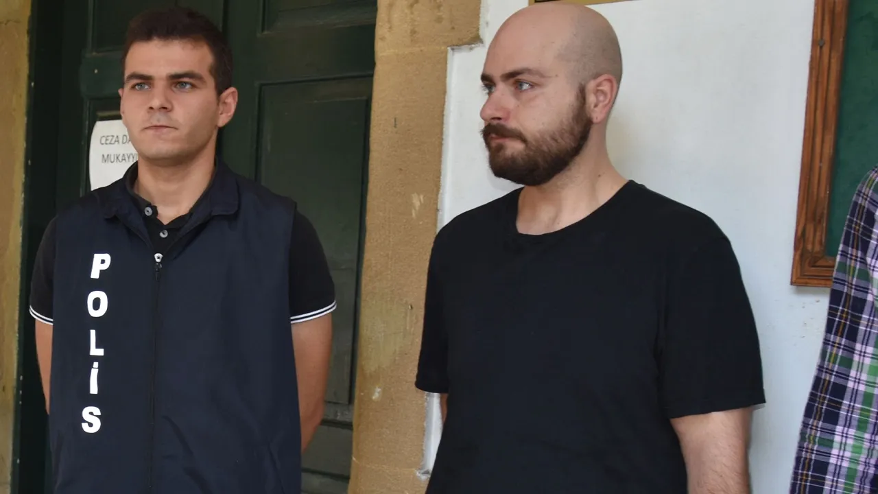 “Kapıdaki polisler kontrol ediyor mu diye merak ettim”