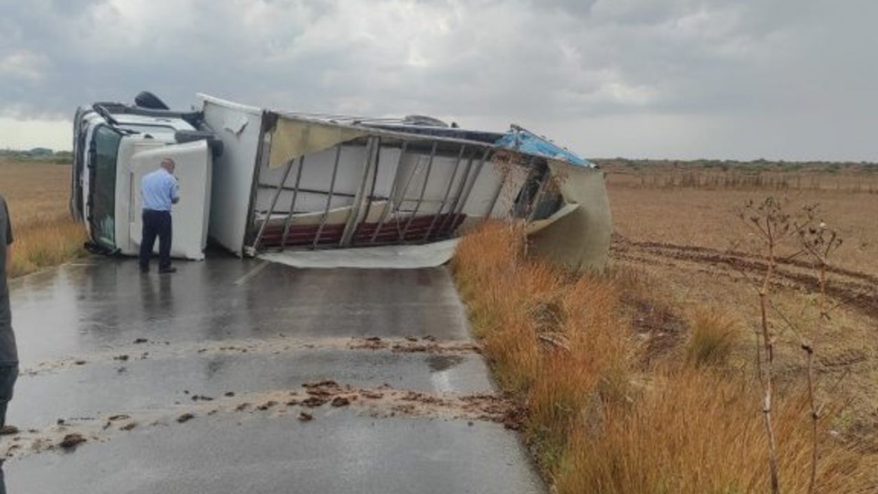 Mutluyaka’daki trafik kazasında 1 kişi yaralandı.. Yol trafiğe kapatıldı