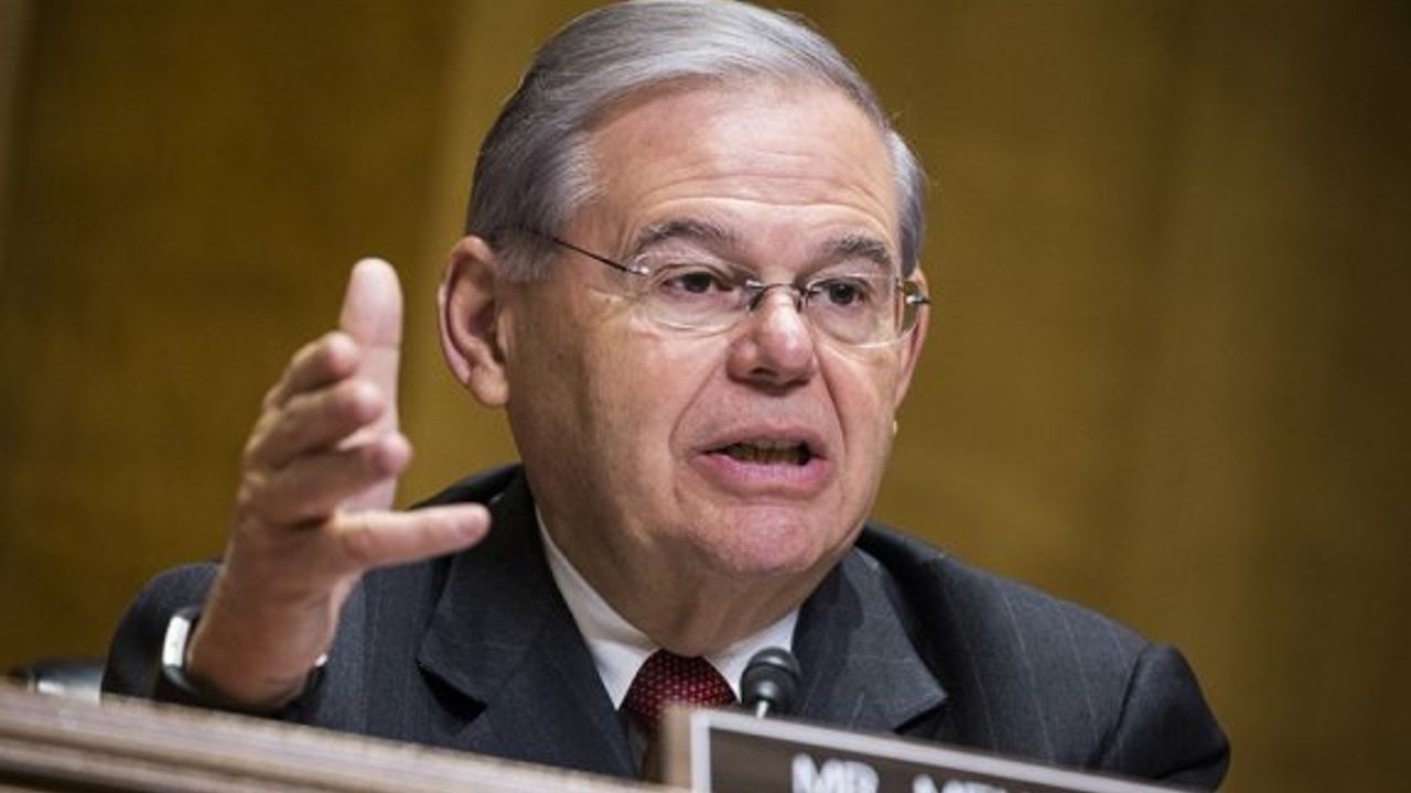 Rumlara yakınlığıyla bilinen ABD Senatörü Menendez rüşvet almakla suçlanıyor