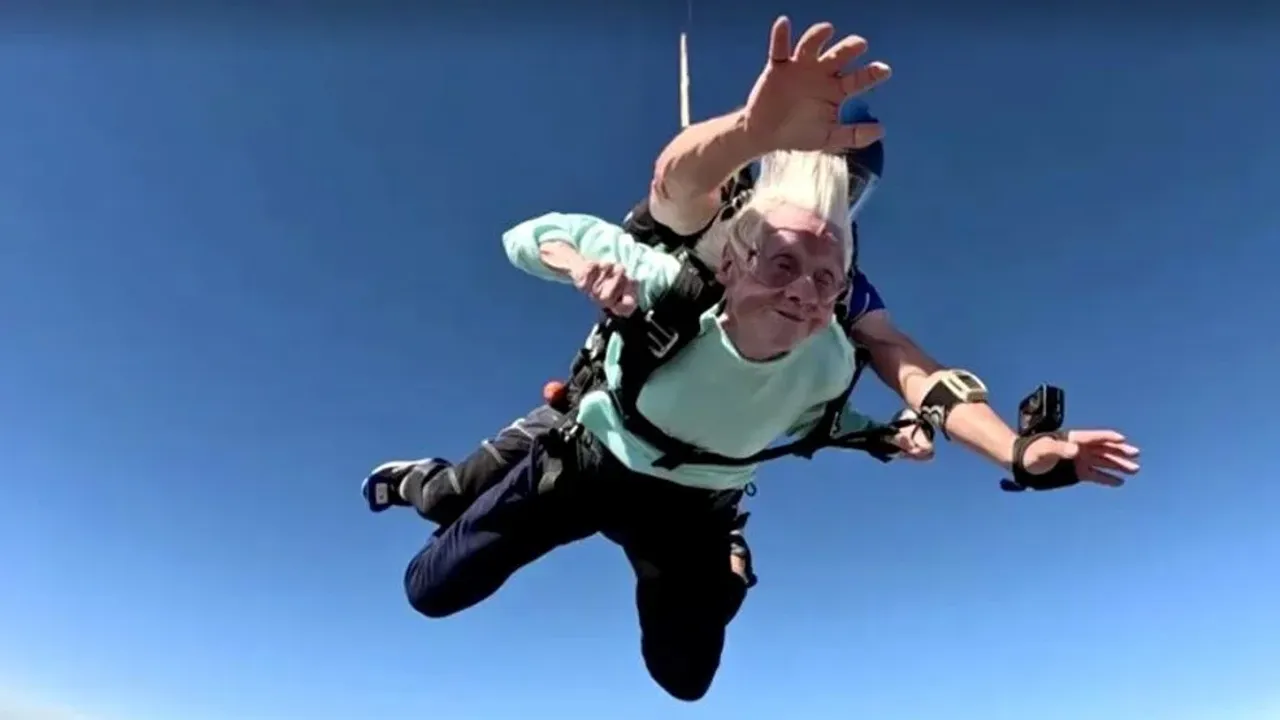 104 yaşındaki kadın skydive (hava dalışı) yapan en yaşlı kişi oldu