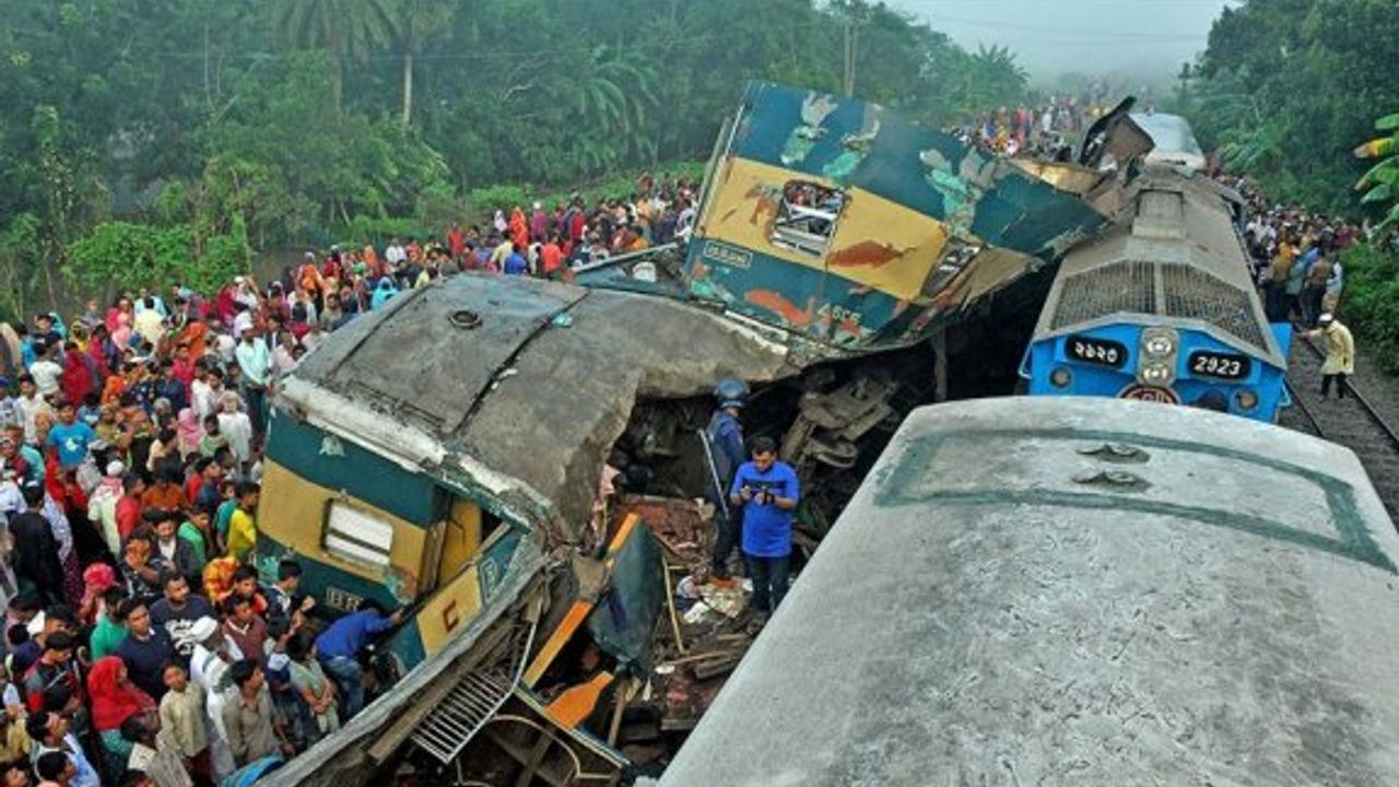 Bangladeş'te yük treni yolcu treni ile çarpıştı: en az 12 ölü, çok sayıda yaralı