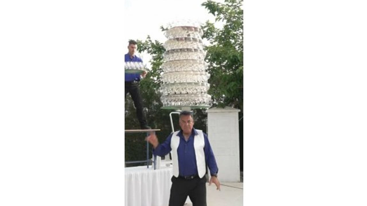 Başının üzerinde 319 bardakla dans ederek Guiness Rekorlar Kitabı’na girdi