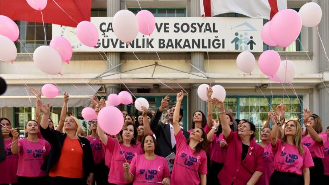 Çalışma Bakanlığı personeli meme kanserine dikkat çekmek için pembe balon uçurdu