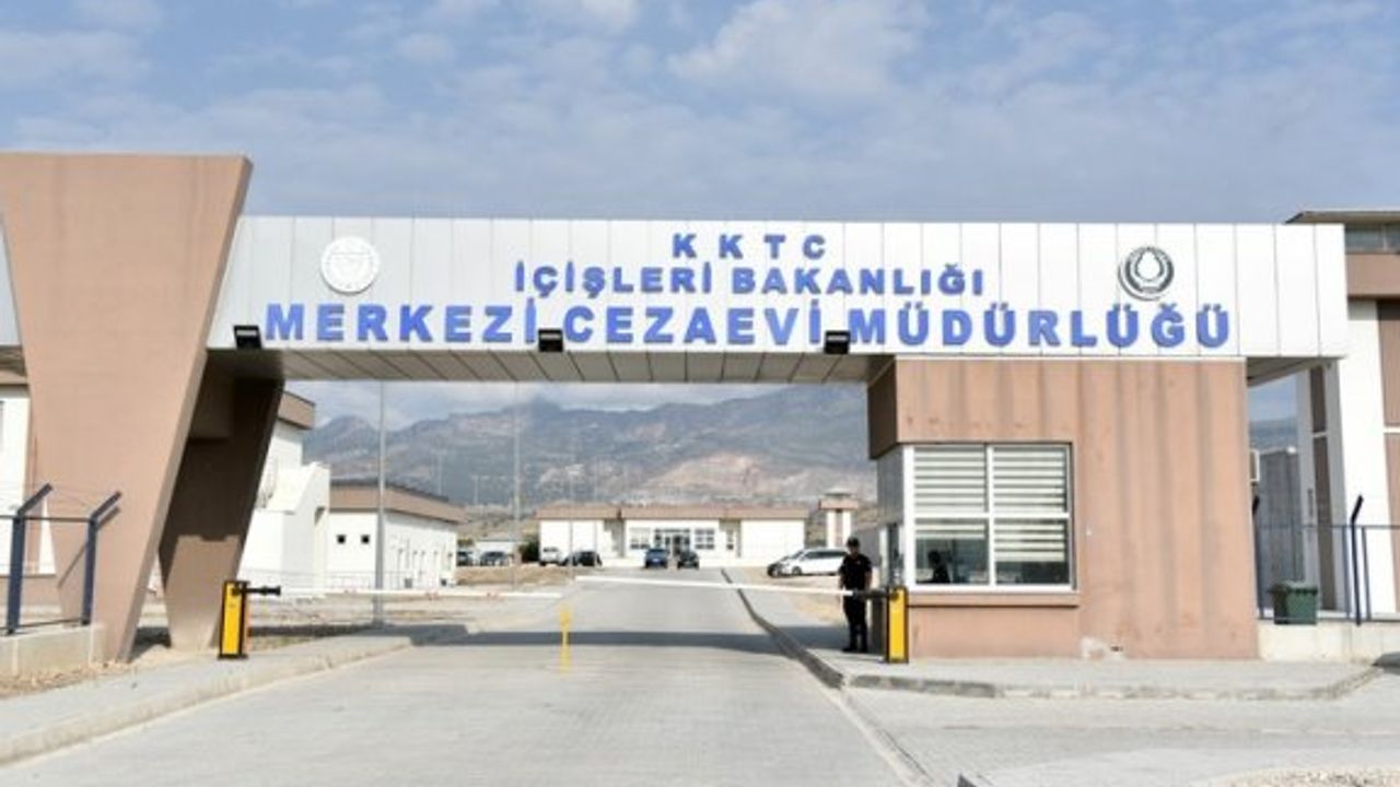 Cezaevinde kavga eden iki mahkumdan birinin çenesi kırıldı