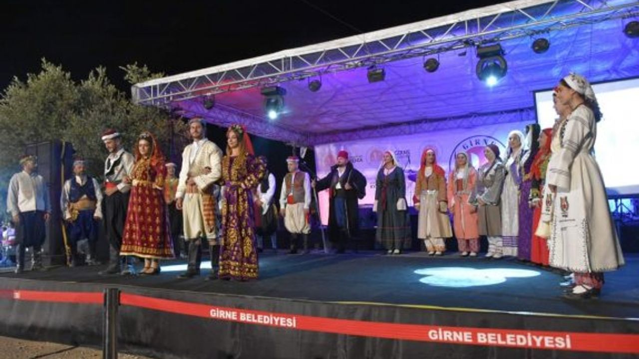 FOGEM, Kıbrıs halk giysilerini defilede sundu