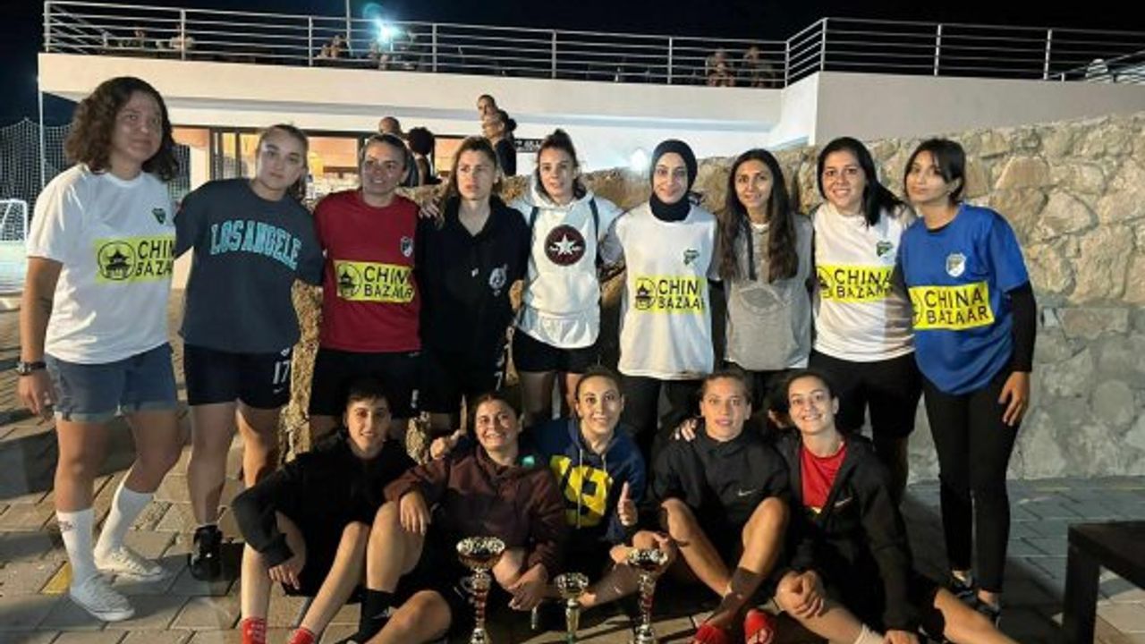 GG Kadın Futbol takımı plajda da döktürdü