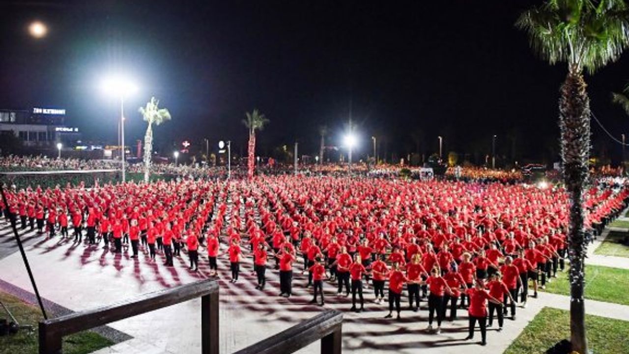 Saat 19.23’te 1923 kişi zeybek oynadı