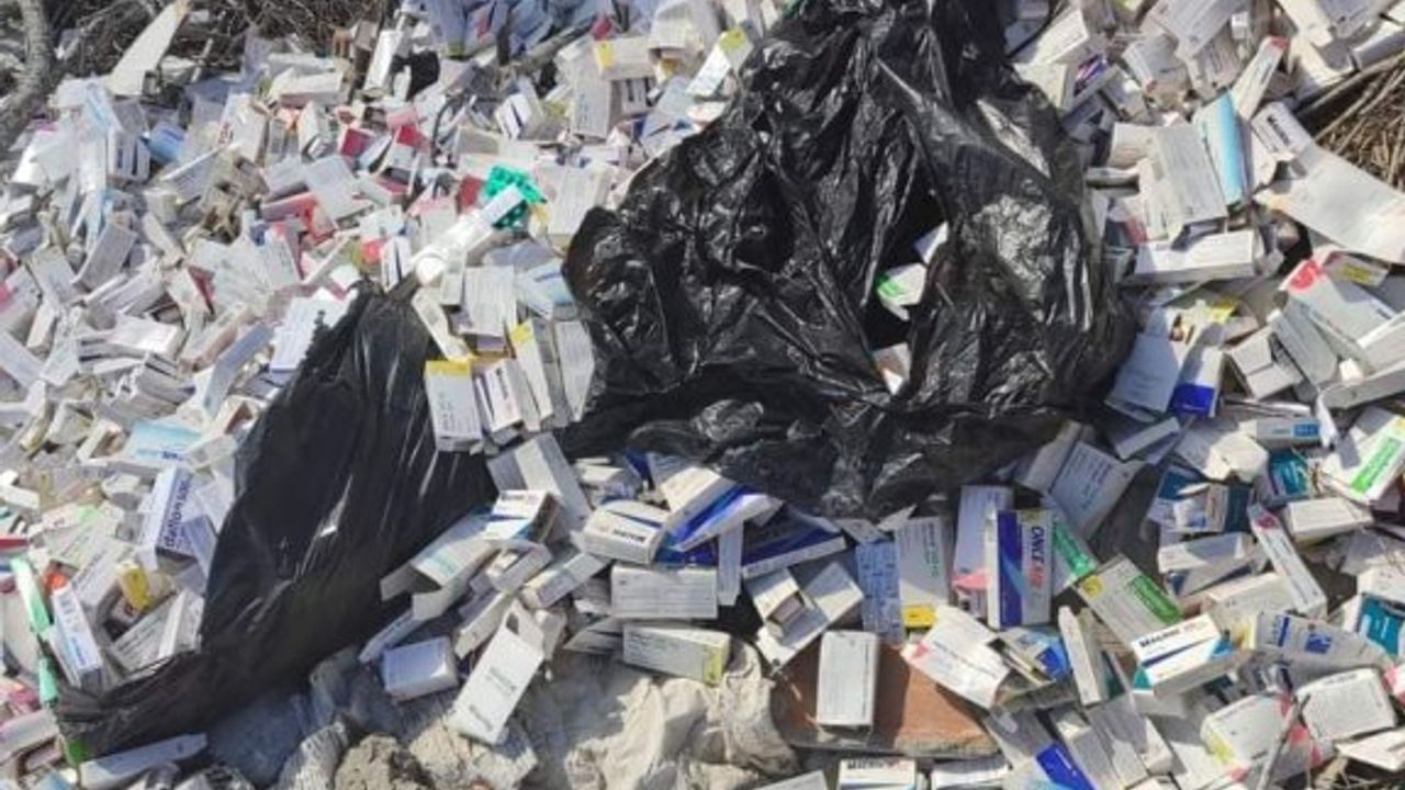 Türkeli köyünün su deposu yakınlarında kupürleri kesilmiş çok sayıda ilaç bulundu