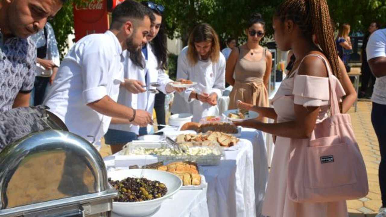 YDÜ'de “Kültürel Yemek Etkinliği” ile Kıbrıs’a özgü yöresel lezzetler öğrencilere ikram edildi