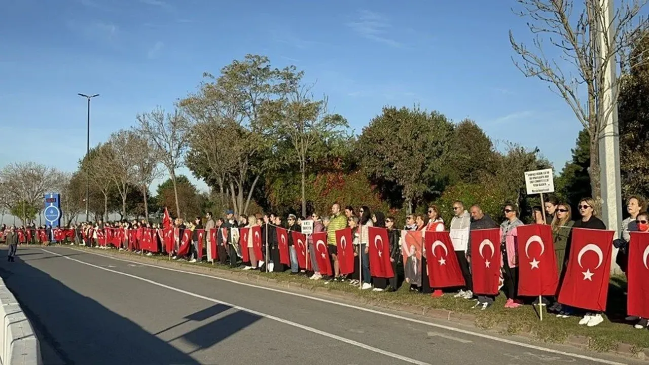 6 buçuk kilometrelik Ata'ya saygı zinciri