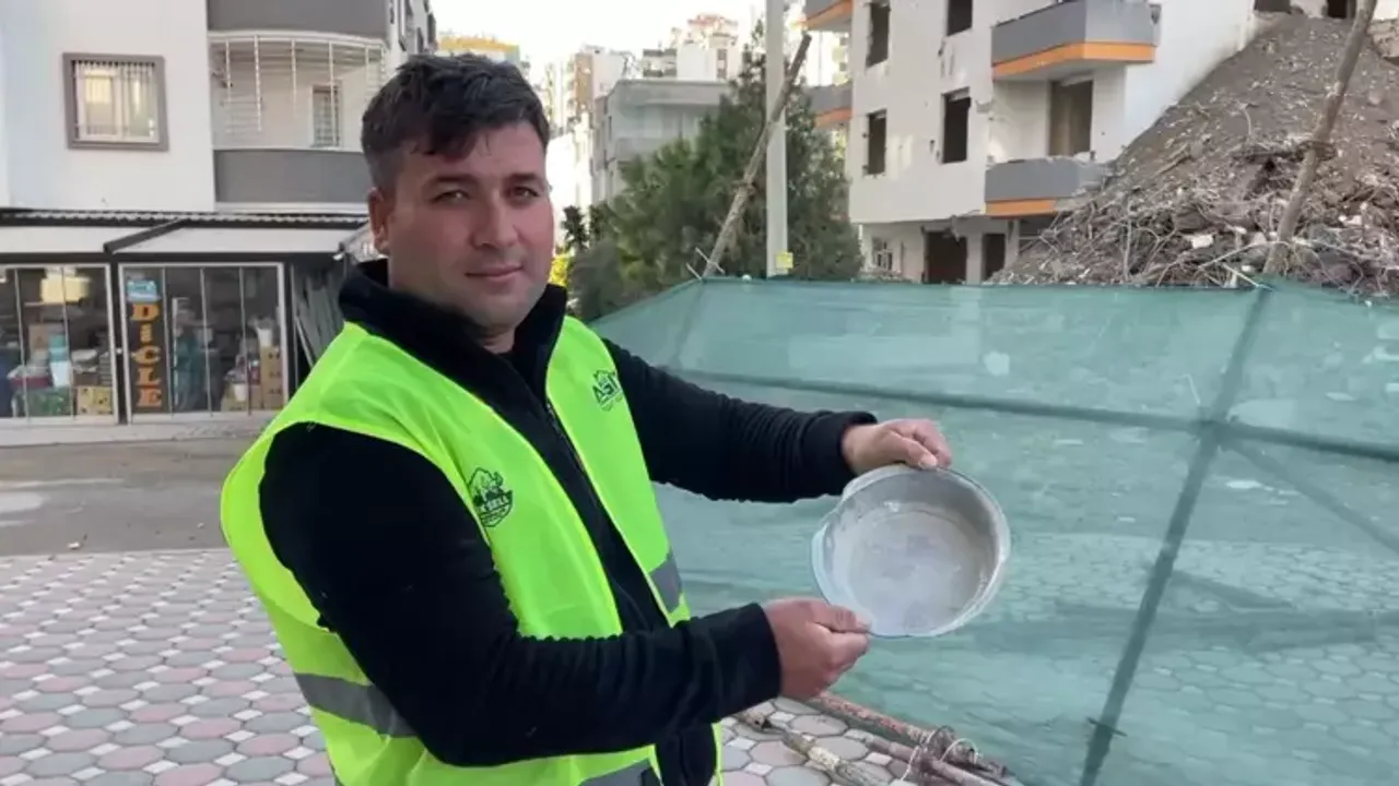 Ağır hasarlı binanın kolonlarından tencere çıktı