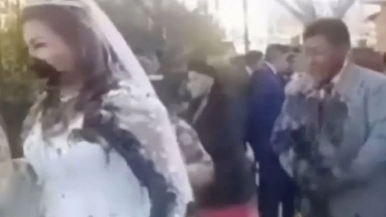 Eski sevgili, gelin ve damada dışkı fırlattı
