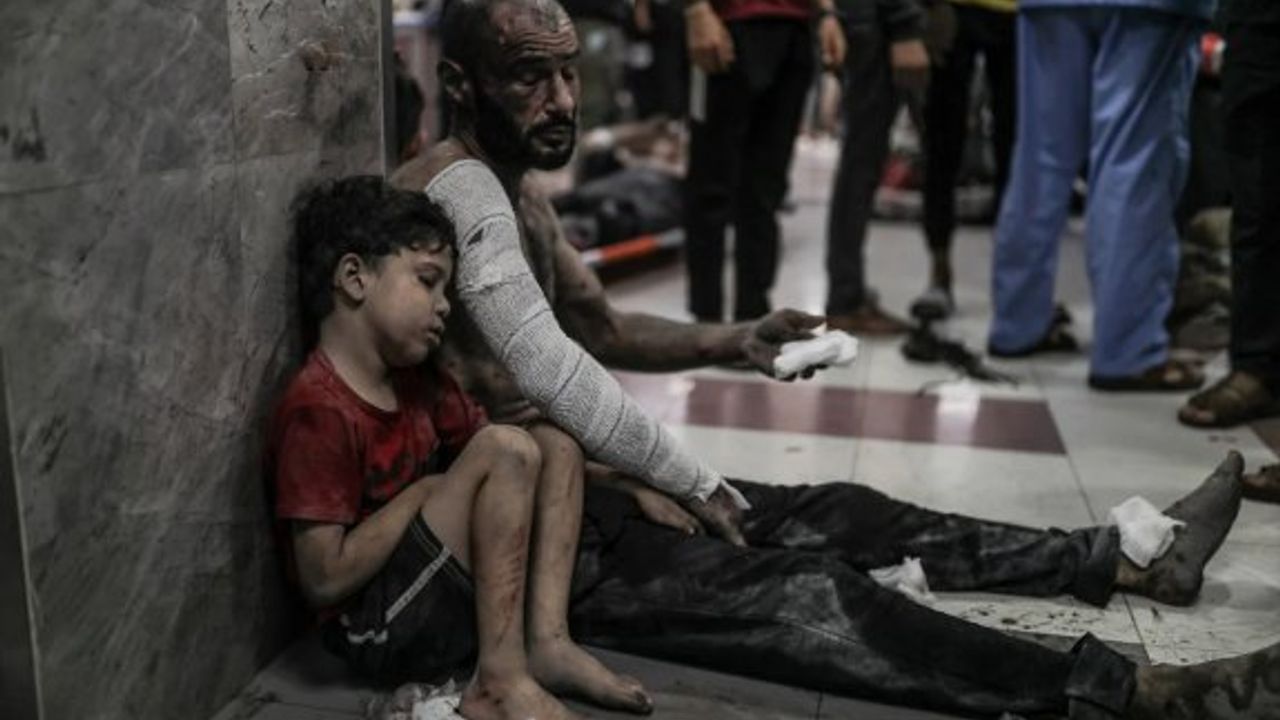 Gazze'de Şifa Hastanesinin kapasitesi dolduğu için yaralılar koridorlarda ameliyat ediliyor